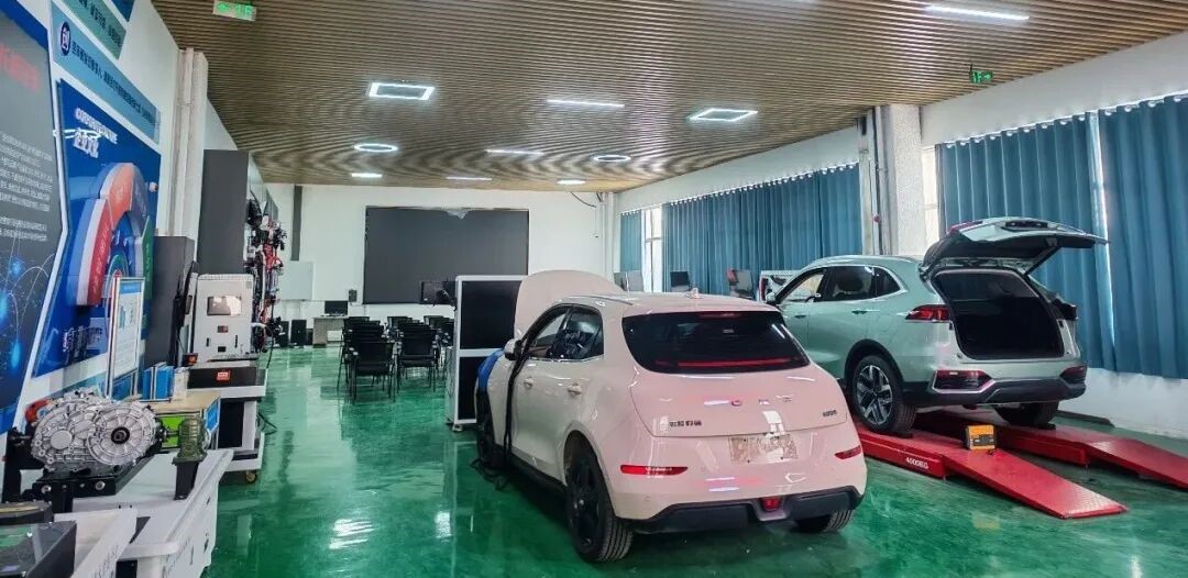 学院简介5.jpg